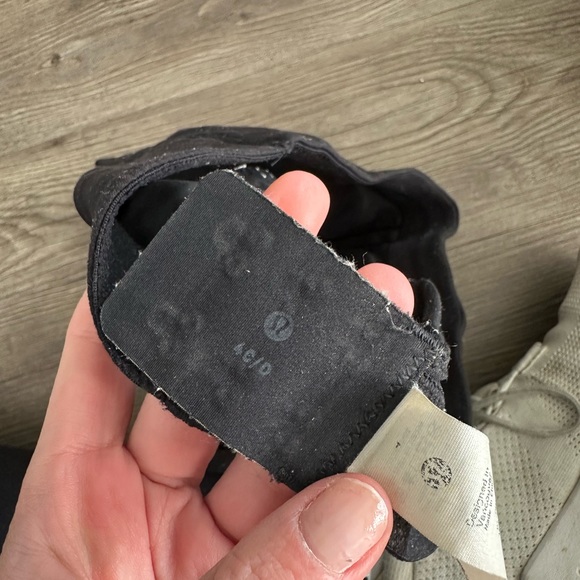 Lululemon Adjustable Sports Bra - Size 4 - Picture 3 of 4